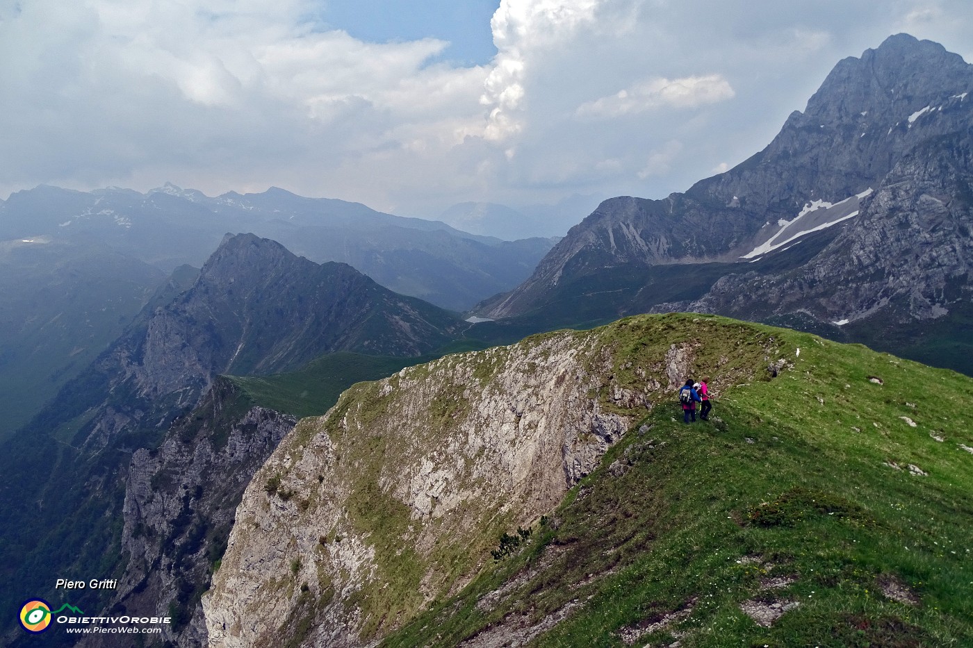 71 Dirupi sul versante di Roncobello, pratoni sul versante di Val Vedra.JPG -                                